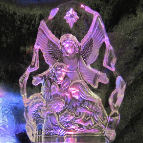 Lasikoriste enkeli seimen ääressä