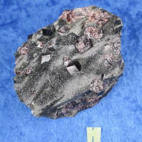 Almandiini granaatti 156g 60x40x30mm Nappikallio Hi184i