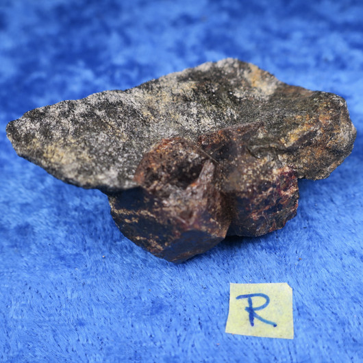 Almandiini granaatti 58g 50x30x15mm  Nappikallio Hi184r