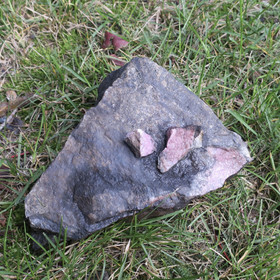 Rodoniitti raaka 3,4kg Vittinki Suomi Hi140S