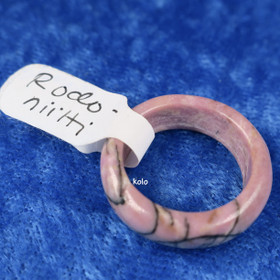 Kivisormus 16,5mm rodoniitti  leveys 6mm sekunda