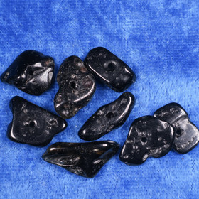 Tektiitti musta hiottu irtohelmi alle 1g