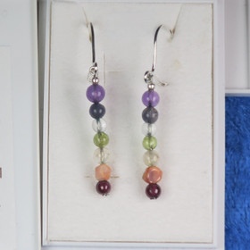 Korvakorut chakrakivikorut, joissa jokaiselle chakralle oma kivi