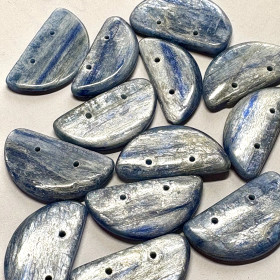 Kyaniitti puolikuu 23x13mm litteä irtohelmi 