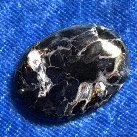 Kapussi pietersiitti ovaali cabochon w55
