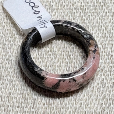 Kivisormus 17mm rodoniitti  leveys 6mm