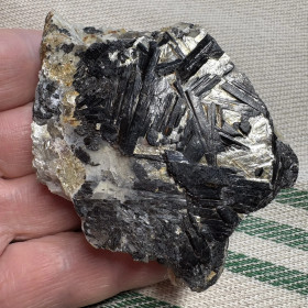 Musta turmaliini muskoviitti, natrimaasälpä, savukvartsi, 154g  Hi136v