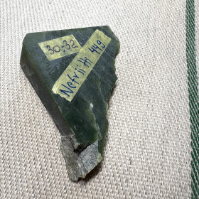 Nefriitti 44g sahattu pala  nro30-32 plexi83-1