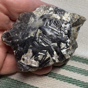 Musta turmaliini muskoviitti, natrimaasälpä, savukvartsi, 154g  Hi136v