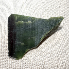 Nefriitti 44g sahattu pala  nro30-32 plexi83-1