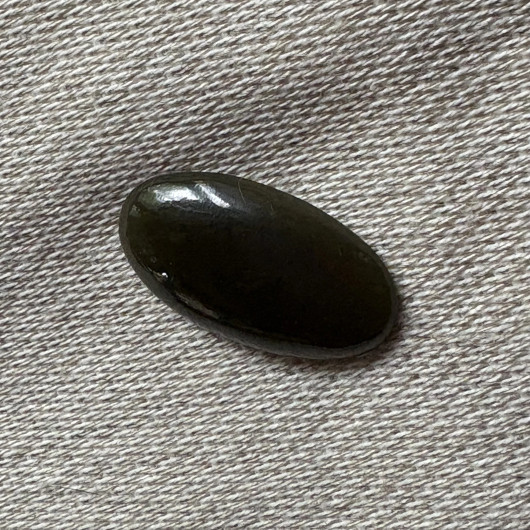 Kapussi nefriitti tummanvihreä ovaali cabochon