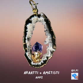 Riipus kullattu akaattisiivu, keskellä ametistikide AMK2