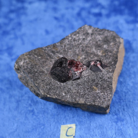 Almandiini granaatti 117g 50x50x25mm Nappikallio Hi184c