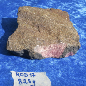 Rodoniitti 828g raakakivi extra-laatua. Vittinki ROD17