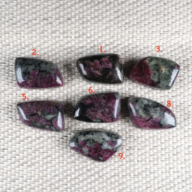 Eudialyytti kapussi 10x15mm. F. Valitse valikosta