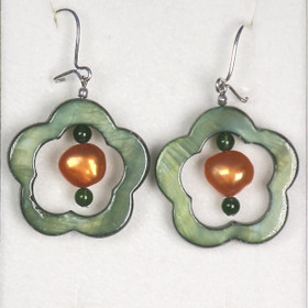 Korvakorut simpukkakukka 25mm, keskellä oranssi helmi. TYRNI2