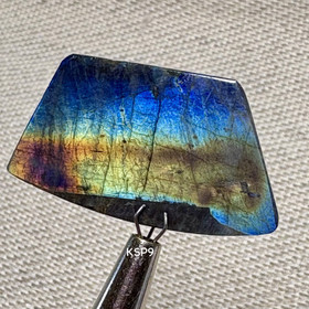 Spektroliitti kapussi. Ylämaa KSP9