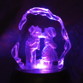 Lasikoriste hääpari-kihlapari suukottelee, väritön