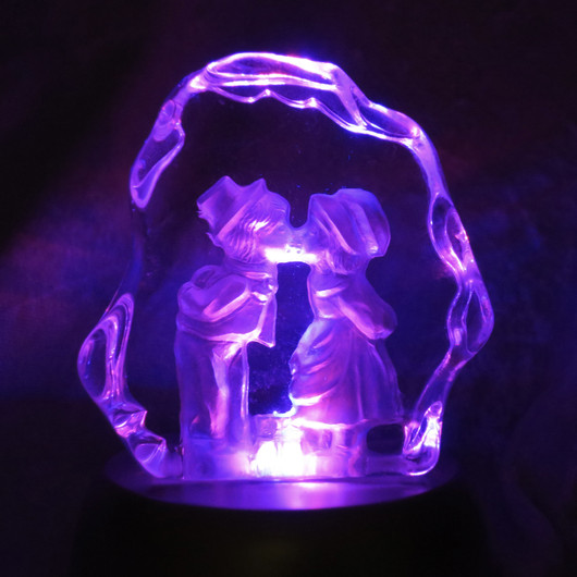 Lasikoriste hääpari-kihlapari suukottelee, väritön