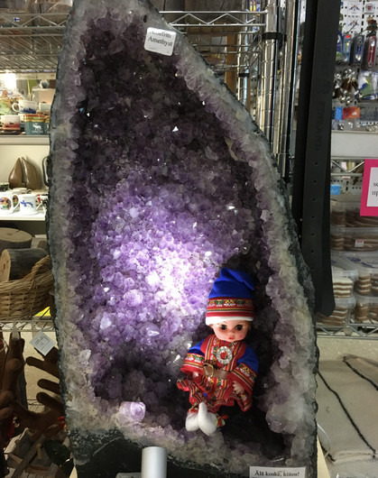 Ametistigeodi 46,4kg iso ja komea sisustuskivi Brasiliasta