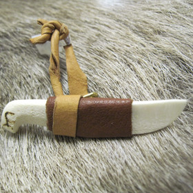 Maskottipuukko poronsarvi ja nahka