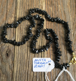 Helmet musta turmaliini schörl 45cm