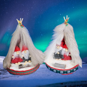 Joulukoriste tontut kodassa rakovalkealla. Led-valo. 