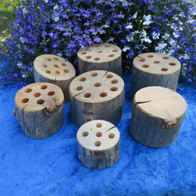 Kynäteline monelle kynälle kelopuuta. Valitse valikosta