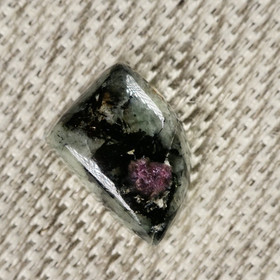 Eudialyytti kapussi cabochon, agrelliitti fluoresoi nro C