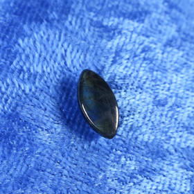 Spektroliitti kapussi 12x6x4mm linssin muotoinen. Ylämaa Suomi nroB