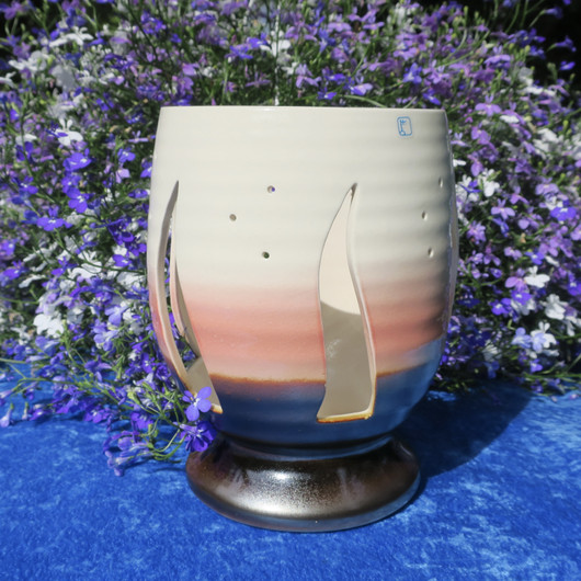 Kynttilälyhty  isolle kynttilälle, keramiikkaa