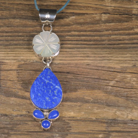 Hopeariipus lapis latsuli ja simpukkakukka, pitkä riipus