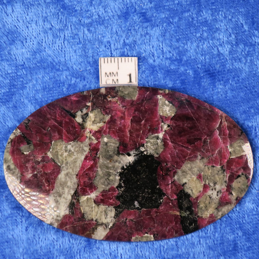 Eudialyytti kapussi iso ovaali 72x45mm A19