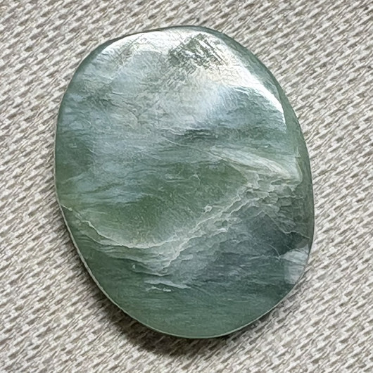 Nefriitti iridisoiva hiottu ympäriinsä 36x30x8mm NEF1