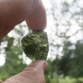 Moldaviitti raaka 12g tummanvihreä tektiitti nro jj23