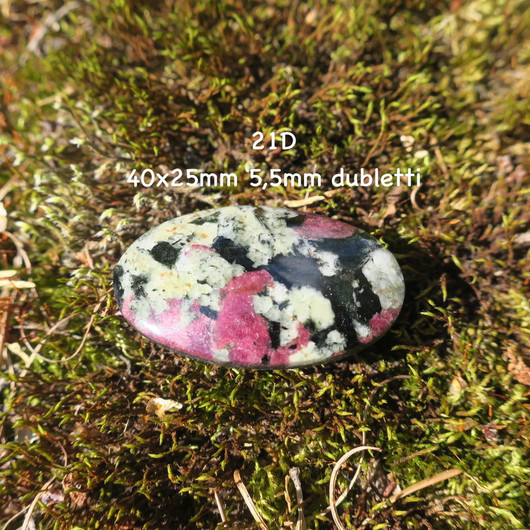 Eudialyytti, fluoresoiva agrelliitti kapussi cabochon dubletti nro 21D