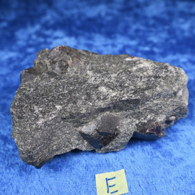 Almandiini granaatti 120g 60x50x27mm Nappikallio Hi184E