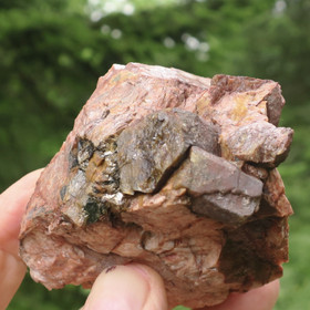 Pegmatiitissa beryllikiteitä ym. 370g Suomi Hi95-45