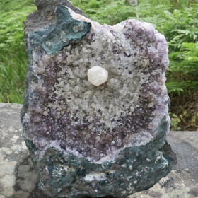 Ametisti iso kidelaatta 17,4kg jossa kalsiittia keskellä