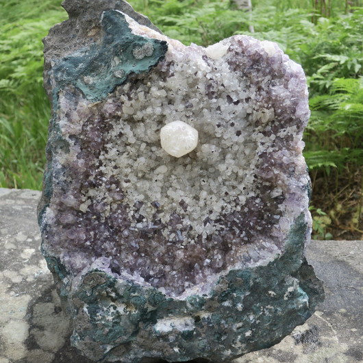 Ametisti iso kidelaatta 17,4kg jossa kalsiittia keskellä