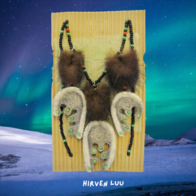 Kaulakoru hirvenluun siivuja kaiverrettu ja koristeltu