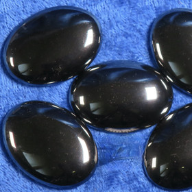 Kapussi hematiitti tummanharmaa kiiltävä 22x30mm ovaali cabochon