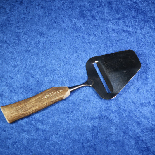 Juustohöylä poronsarvikahvalla