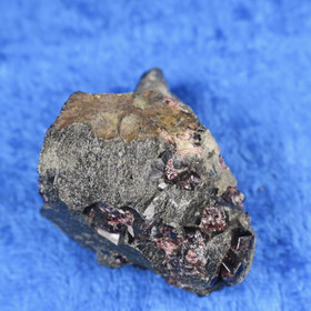 Almandiini granaatti 40g 35x30x20mm Nappikallio Hi184u