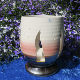 Kynttilälyhty  isolle kynttilälle, keramiikkaa