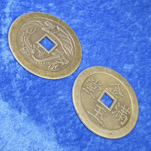 Onnenrahoja seinäkoriste, pituus 38cm, 8 isoa 48mm onnenrahaa