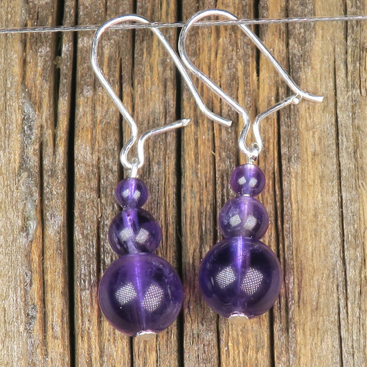 Korvakorut ametisti, tumma kirkas  lumiukko. Queen4