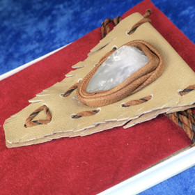 Selestiini enkelikivi riipus  intiaanityylinen nahkakoru 