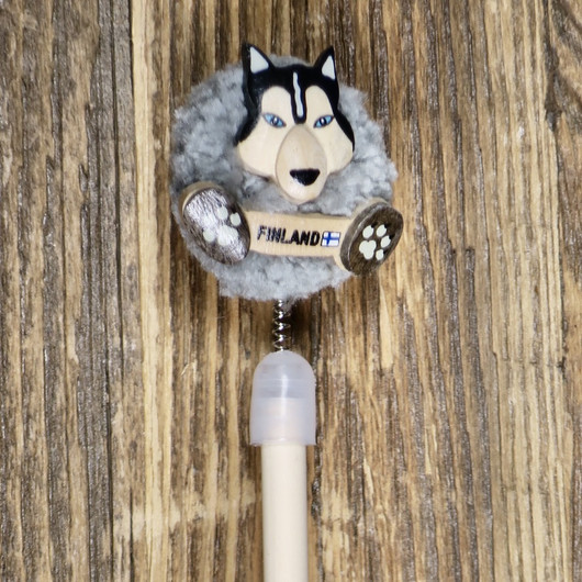 Lyijykynä pompom lankatupsussa, pää ja jalat puuta