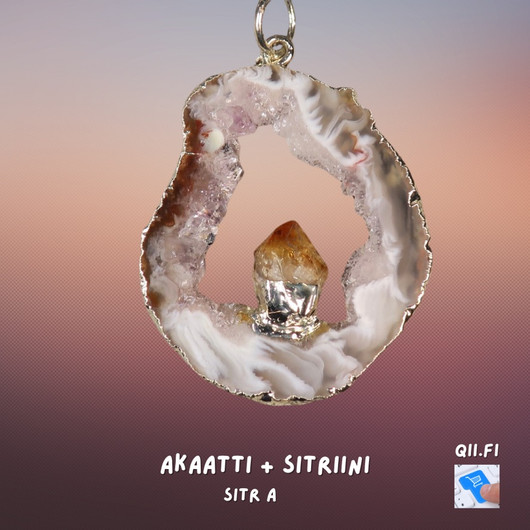 Riipus akaattisiivu, jonka keskellä sitriinikide SITRa